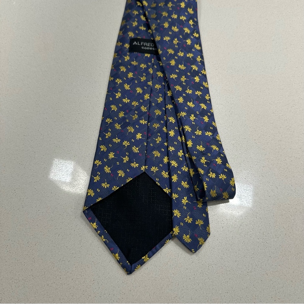 Alfred sung collection 100% silk tie floral beautiful EUC light signs of wear